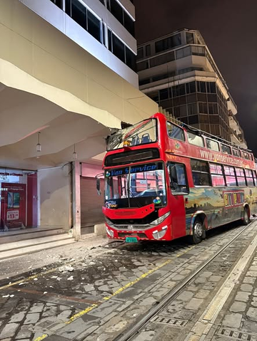 TOURIST BUS CRASH IN HISTORIC CENTER OF CUENCA TEMPORARILY HALTS TRAM SERVICE, LEAVES SEVEN WITH MINOR INJURIES