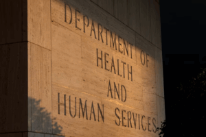 Trump ordena investigar a inmigrantes en Medicaid y entrega datos de millones a inmigración: polémica nacional por privacidad y acceso a la salud