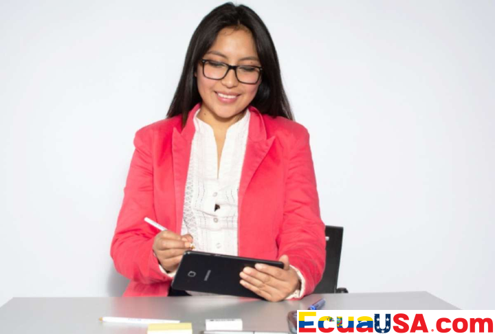 Rompiendo la Barrera del 30%: Becas ‘Futuro Femenino’ Impulsan la Revolución Tecnológica de Ecuador