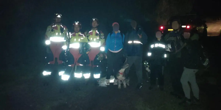 QUITO FIREFIGHTERS RESCUE FIVE LOST HIKERS ON RUCU PICHINCHA, REUNITING THEM SAFELY WITH FAMILIES
