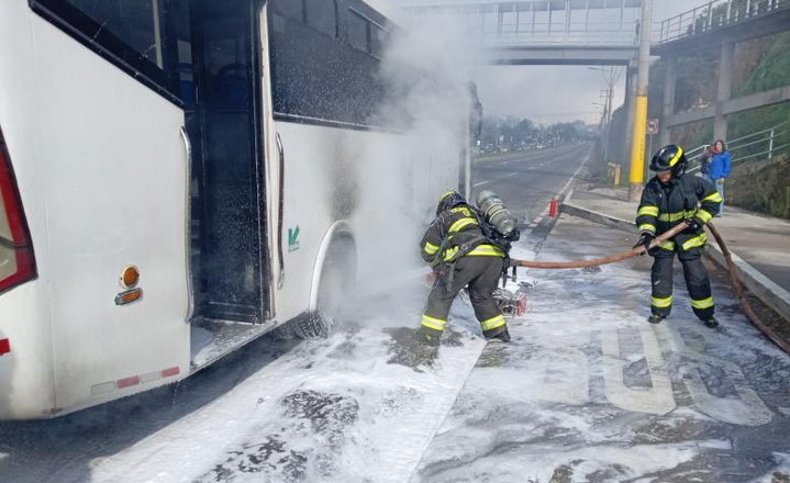 Bus Fire on Simón Bolívar Stuns Quito: Firefighters Prevent Tragedy as Investigations Begin