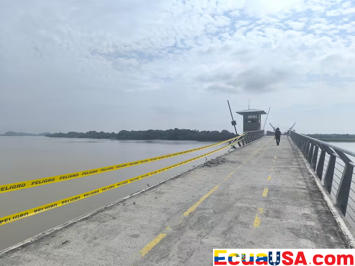 Susto en el Guayas: Colisión de Barco Daña 50 Metros del Paseo Peatonal del Puente Santay