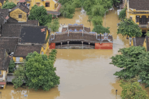 Suben a 37 las víctimas por inundaciones en Vietnam mientras un nuevo tifón amenaza
