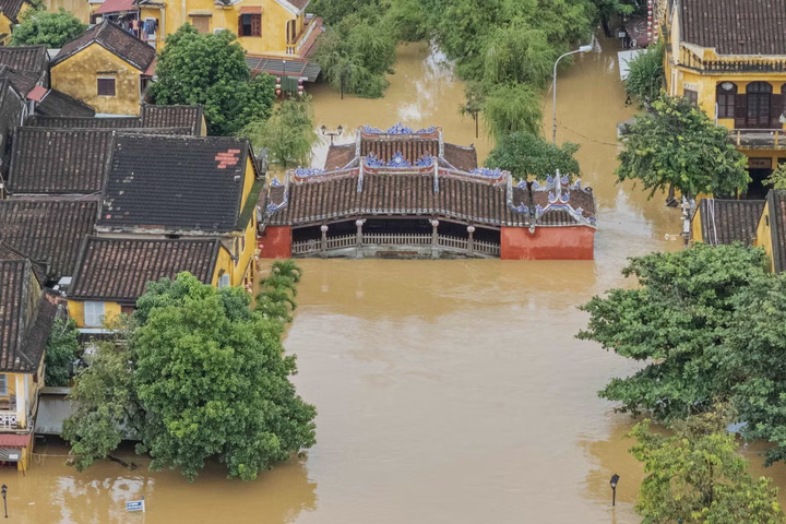Suben a 37 las víctimas por inundaciones en Vietnam mientras un nuevo tifón amenaza