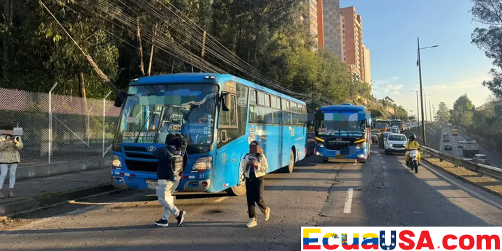 CAOS MATUTINO: CHOQUE MÚLTIPLE EN LA AVENIDA OCCIDENTAL DE QUITO PARALIZA LA CIUDAD