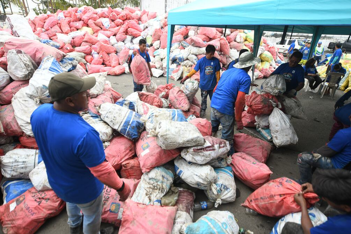 GUAYAQUIL FISHERMEN REMOVE OVER 20 TONS OF PLASTICS FROM GULF IN LANDMARK ENVIRONMENTAL INITIATIVE