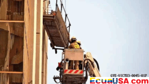 Two Workers Rescued After Hanging from Scaffolding at La Previsora Building in Central Guayaquil