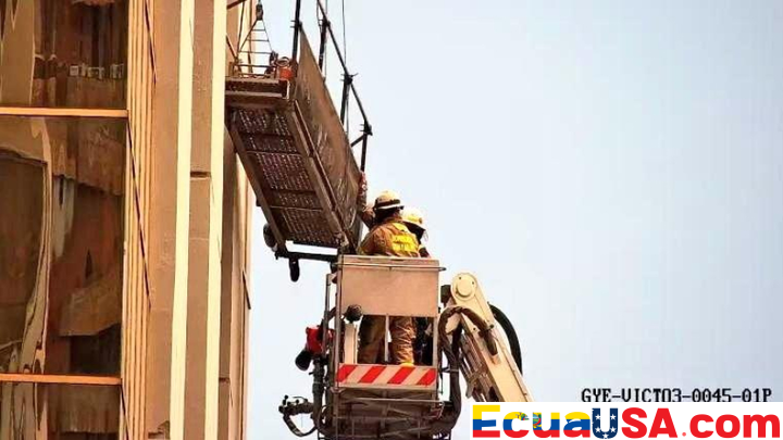 Two Workers Rescued After Hanging from Scaffolding at La Previsora Building in Central Guayaquil