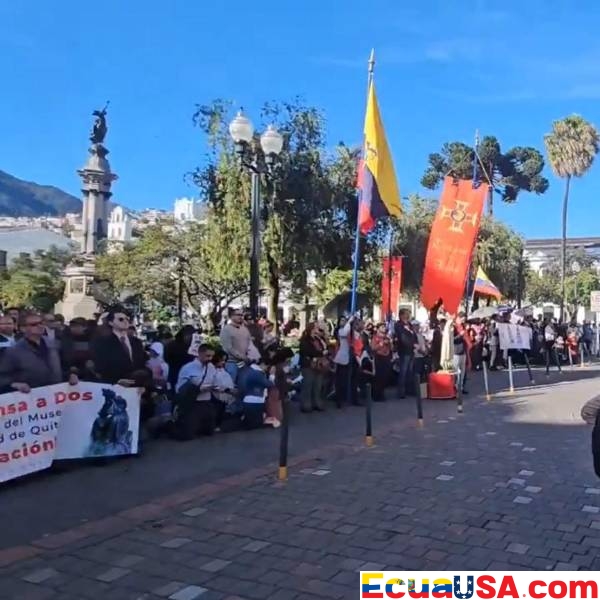 Citizens Demand Clarity on DRAG–Capilla Project in Protest Outside Quito Municipality