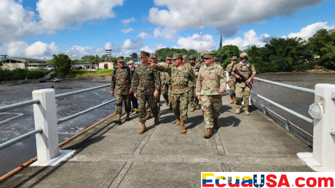 El jefe del Comando Sur de EE.UU. se planta en la selva fronteriza de Ecuador: “Las mafias tienen menos caminos para esconderse”