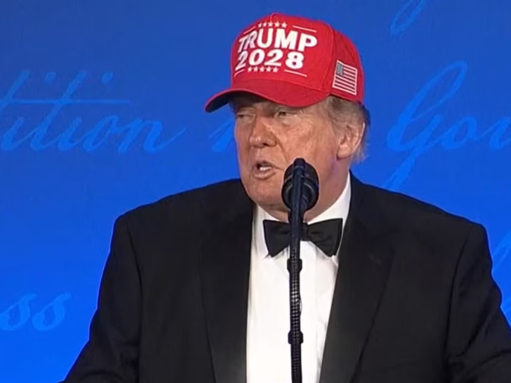 Trump se puso un gorro rojo que decía “2028” y anunció que se presentará a la presidencia otra vez — aunque la Constitución lo prohíbe