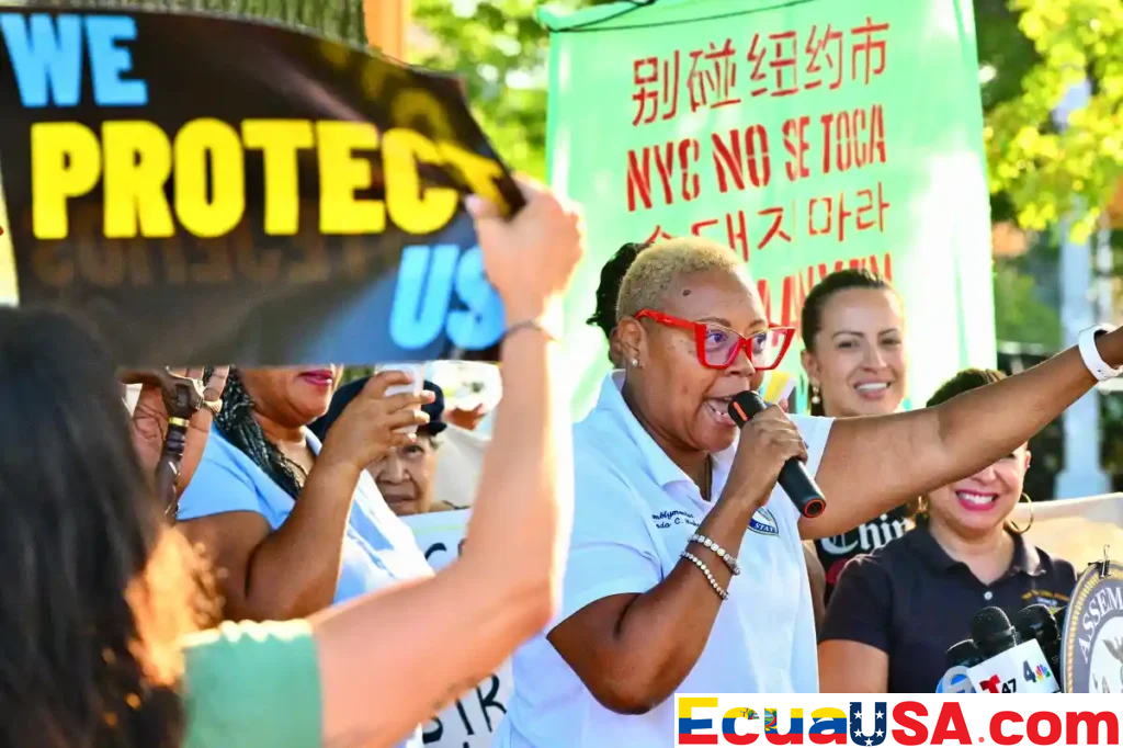 “Esto no es aplicación de la ley, es crueldad y abuso de poder”: funcionarios electos de Queens lanzan una semana de talleres puerta a puerta mientras el ICE detiene a alguien cada día en East Elmhurst