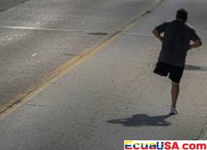 Le mordió el dedo para robarle el anillo, lo tumbaron al suelo y huyó dando saltos en una pierna: el asalto en La Alborada que tiene a Guayaquil buscando a alias "Pixar"