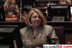 Llegó a Queens a los 14 años sin hablar inglés, sus asesores le dijeron que se hiciera secretaria — y se convirtió en la primera jueza ecuatoriana-americana de la historia de EE.UU.