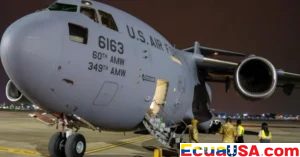 El mismo día que Rubio condecoró a Noboa en Quito, EE.UU. envió a Ecuador a 20 extranjeros deportados — porque Ecuador ya es "tercer país seguro" para los que Washington no quiere en su territorio