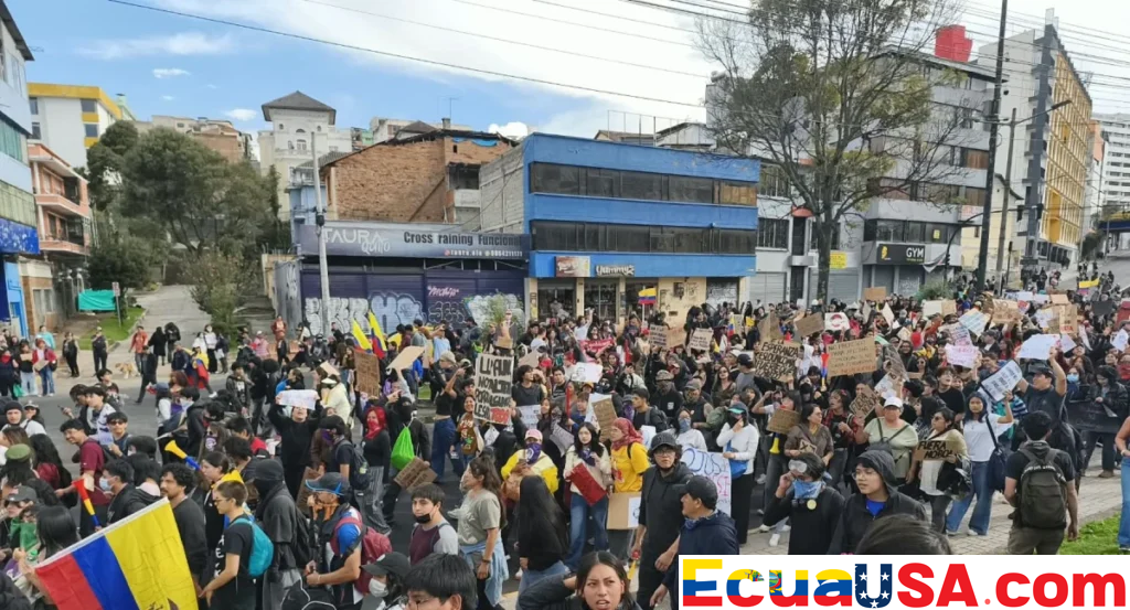 Dos marchas en tres días contra Noboa: sindicatos quemaron su figura el 8 de octubre y estudiantes universitarios llenaron la 10 de Agosto el 10 — la Policía bloqueó el paso a Carondelet