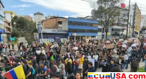Dos marchas en tres días contra Noboa: sindicatos quemaron su figura el 8 de octubre y estudiantes universitarios llenaron la 10 de Agosto el 10 — la Policía bloqueó el paso a Carondelet