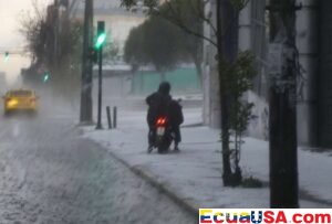 El Cordonazo de San Francisco cumplió: granizo y lluvia torrencial inundaron Quito, evacuaron la estación El Labrador del Metro y cerraron la Panamericana Norte